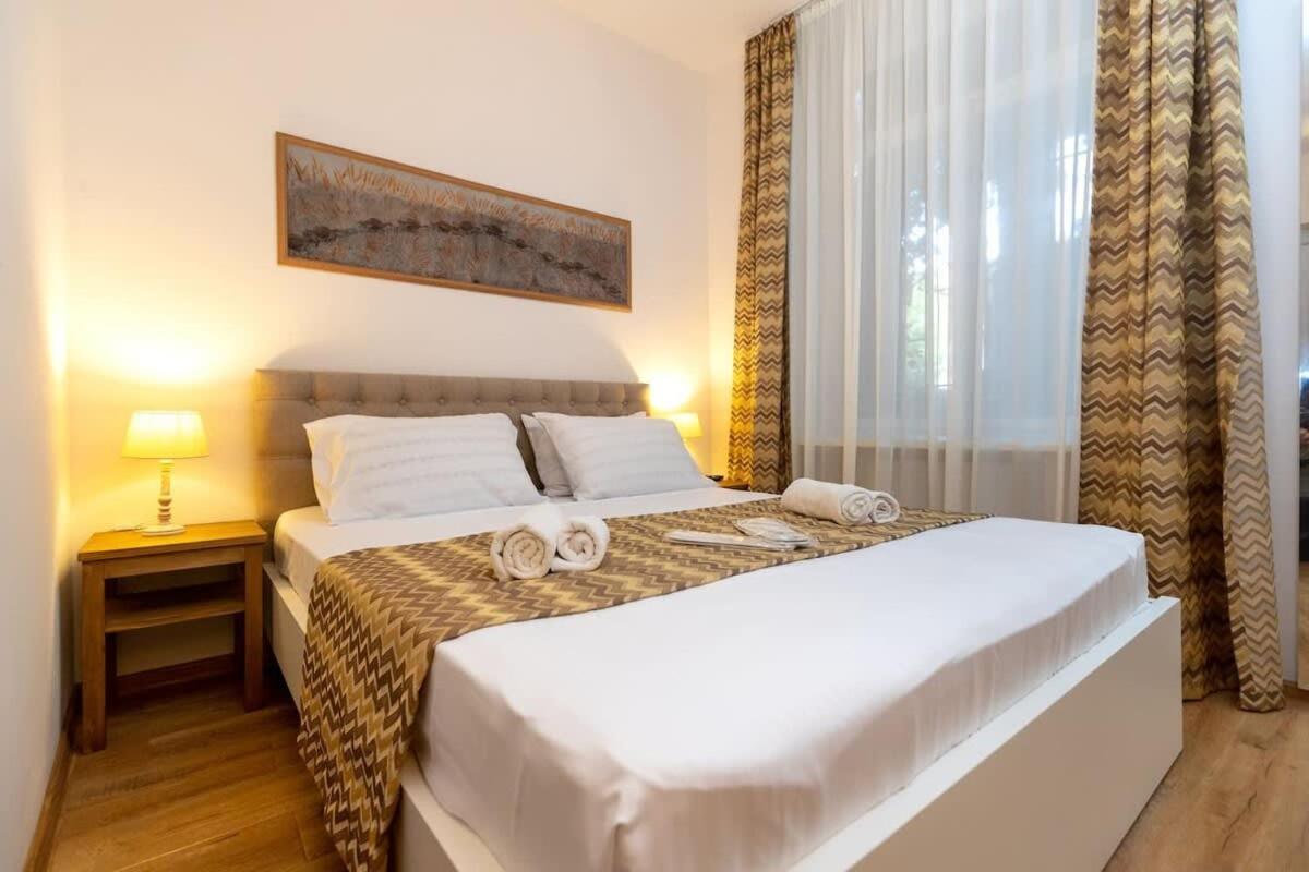 Wehost Liberty Square Apartments Тбилиси Екстериор снимка